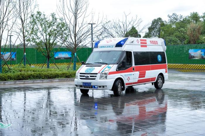 大運會醫(yī)療服務(wù)演練 移動CT車、5G救護(hù)車與體檢車協(xié)同亮相